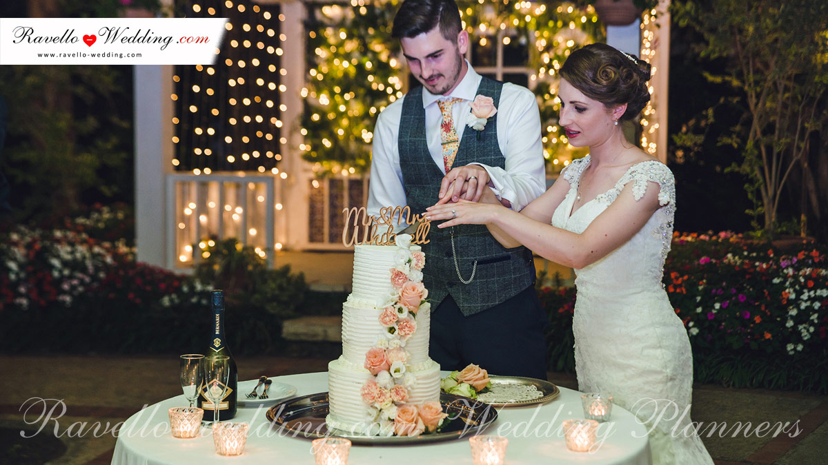Ravello wedding - Bride & Groom cutting the cake